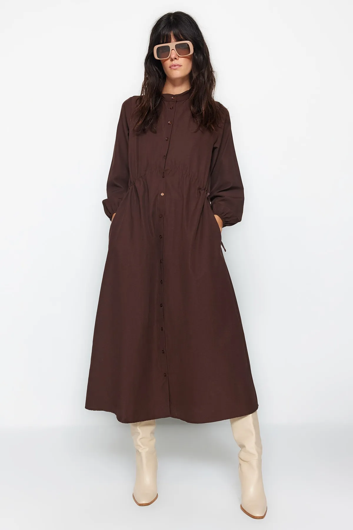 Trendyol Modest  Braunes gewebtes Baumwollkleid mit verstellbaren Taillenstoppern TCTAW24EB00068