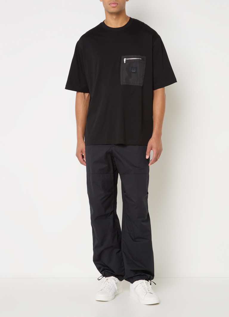 Tricou Armani Exchange cu buzunar la piept și logo.