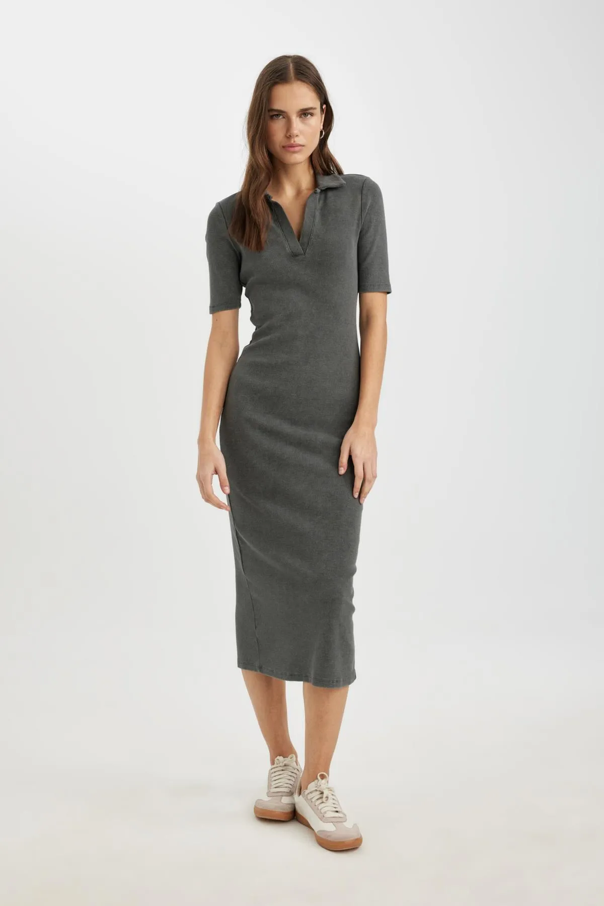 DeFacto  Figurbetontes, geripptes Camisole-Midikleid mit Rollkragen und kurzen Ärmeln C2893AX24SP