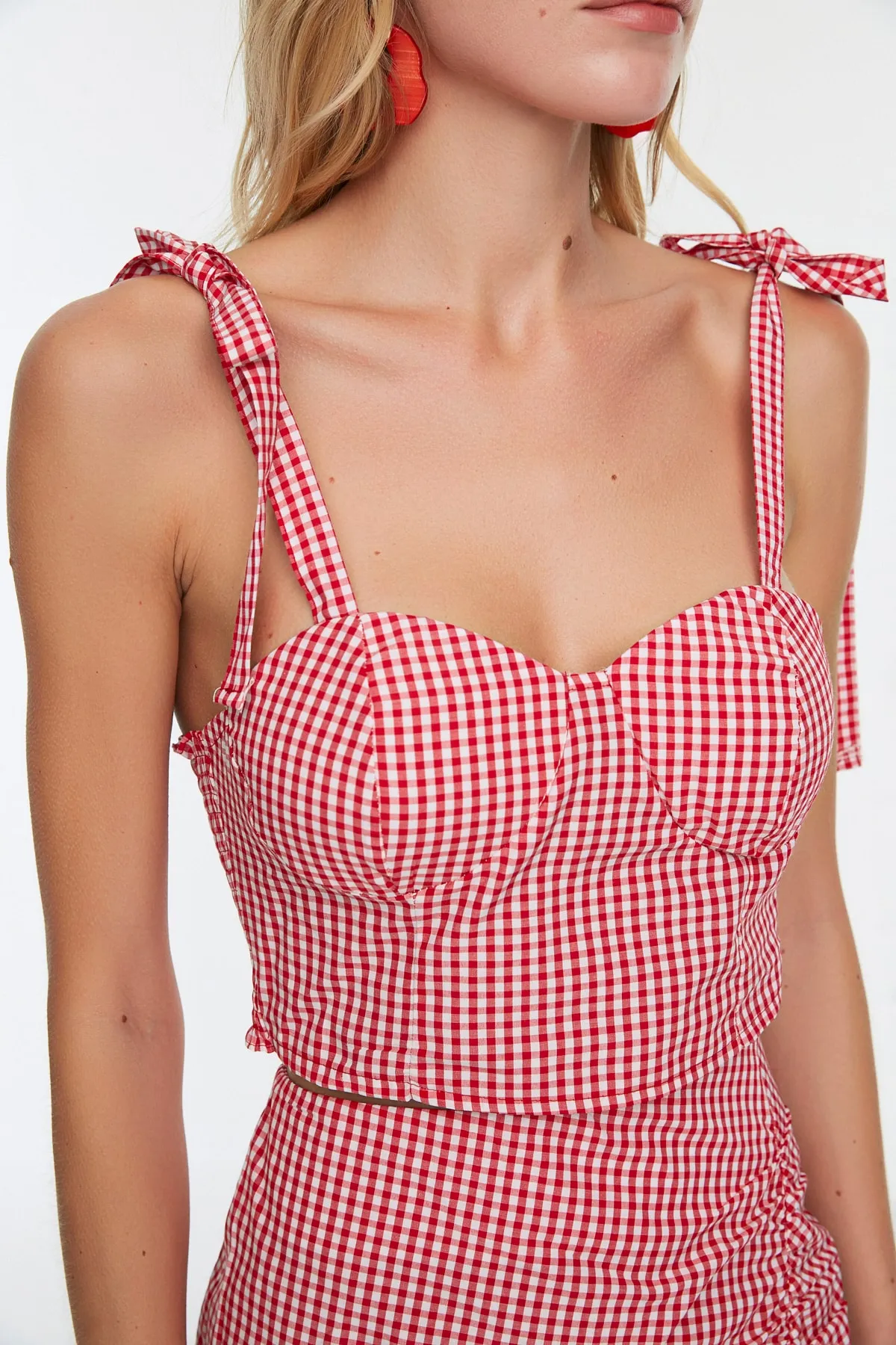 Trendyol Collection  Rotes Set aus gewebtem Oberteil und Unterteil mit karierter Krawatte und Detail TBESS21AU0091