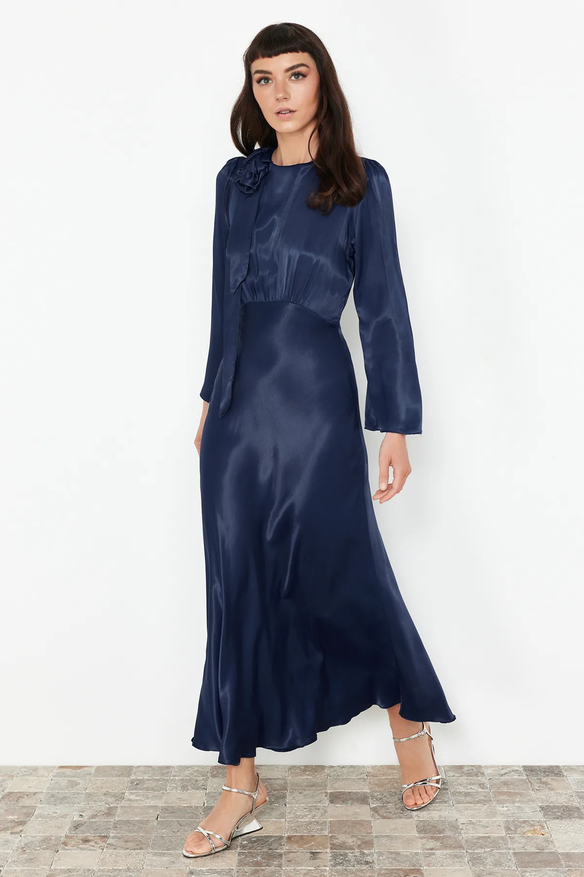 Trendyol Modest  Marineblaues Abendkleid aus gewebtem Satin mit Rosendetail für besondere Anlässe TCTSS24DB00043