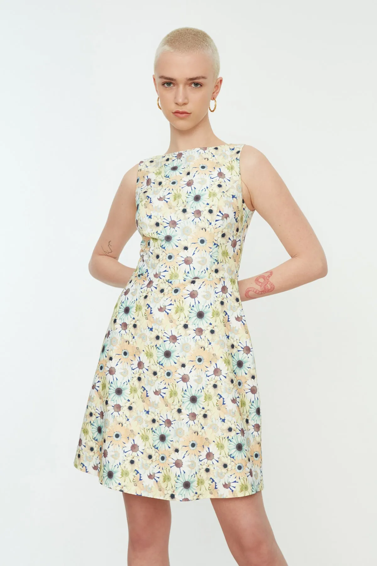Trendyol Collection  Gewebtes Kleid mit Blumenmuster in Ecru TWOSS19WR0042