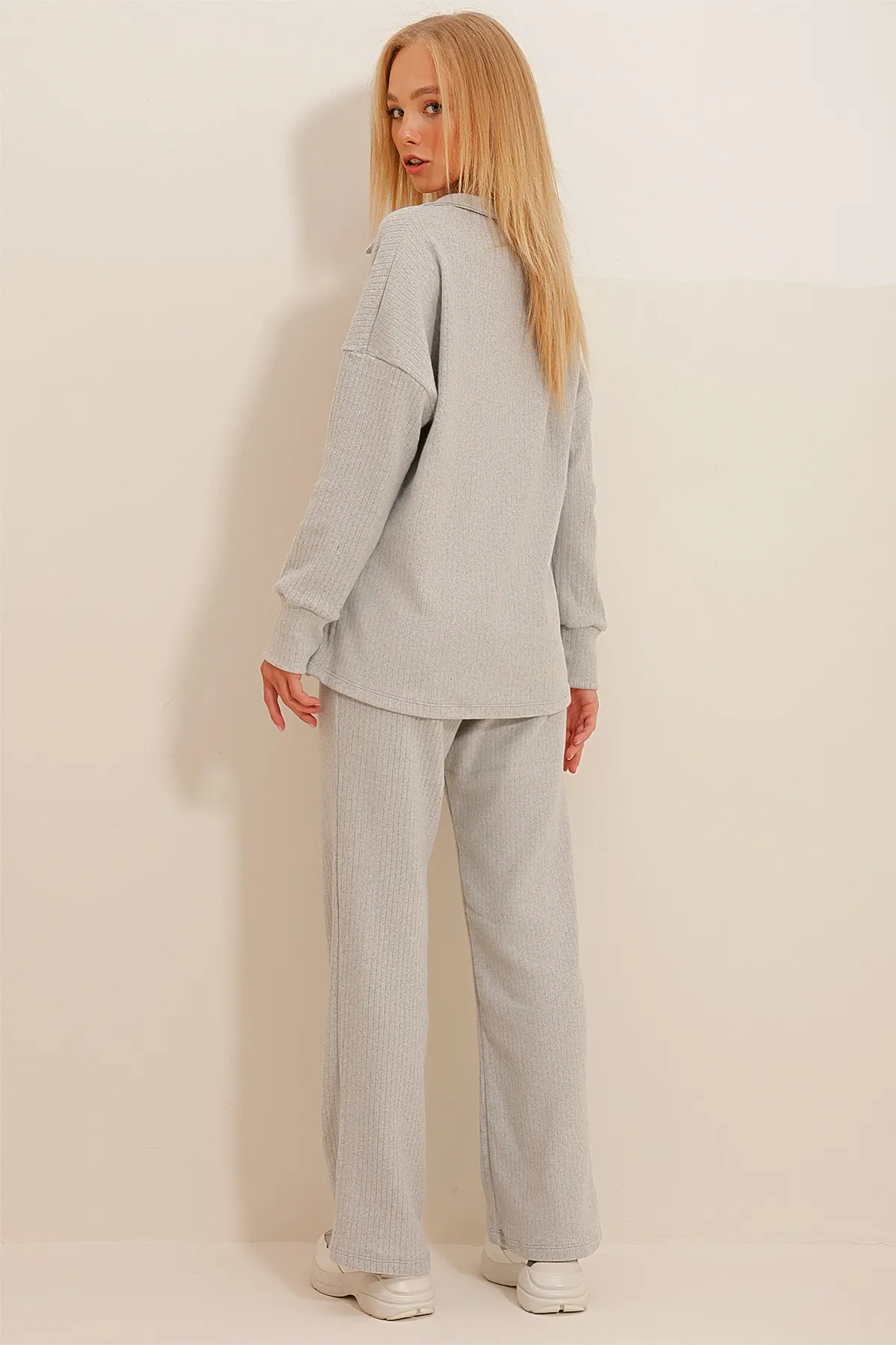 Trend Alaçatı Stili  Graues Strickoberteil mit Polokragen und Palazzohose für Damen, Set aus Strickunterteil und Oberteil ALC-796-001