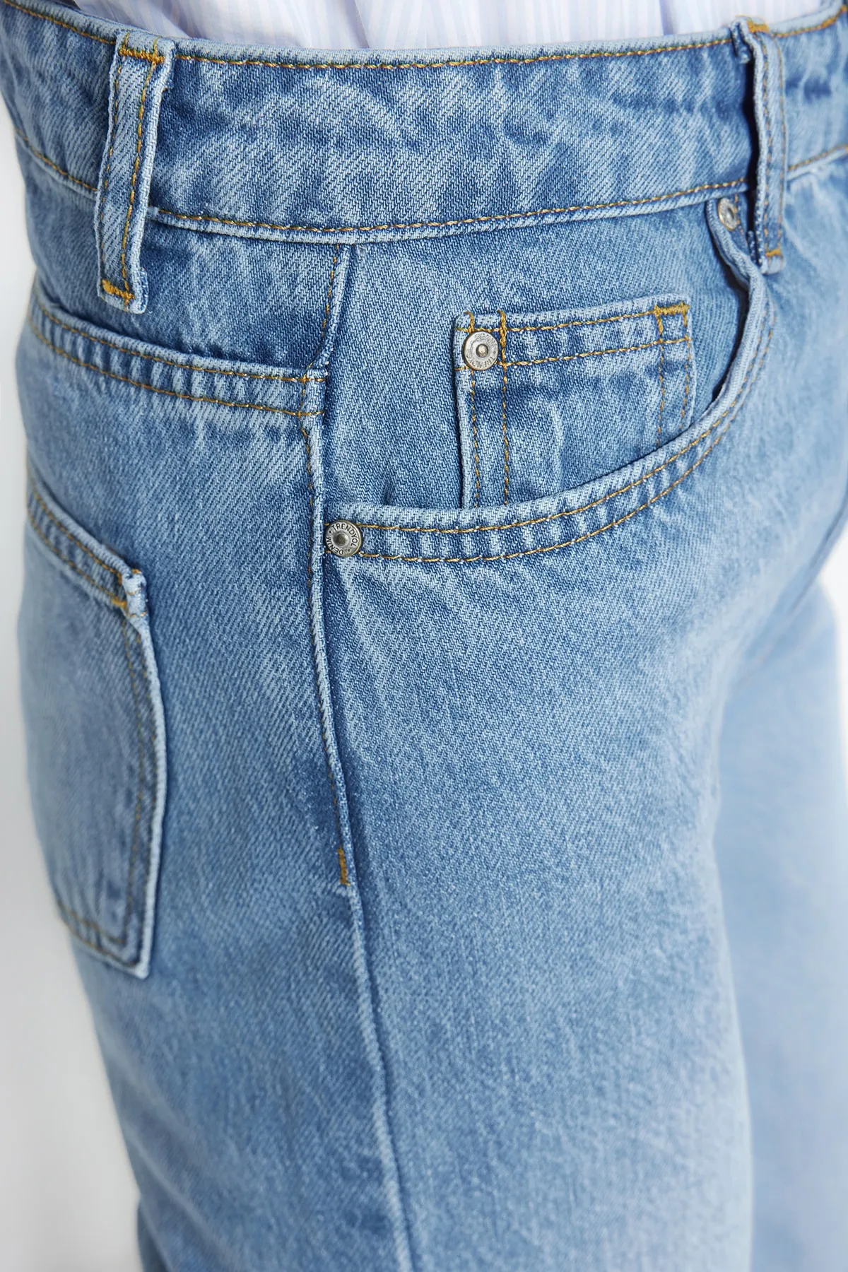 Trendyol Collection  Blaue, gerade Jeans mit hoher Taille TWOSS22JE0653