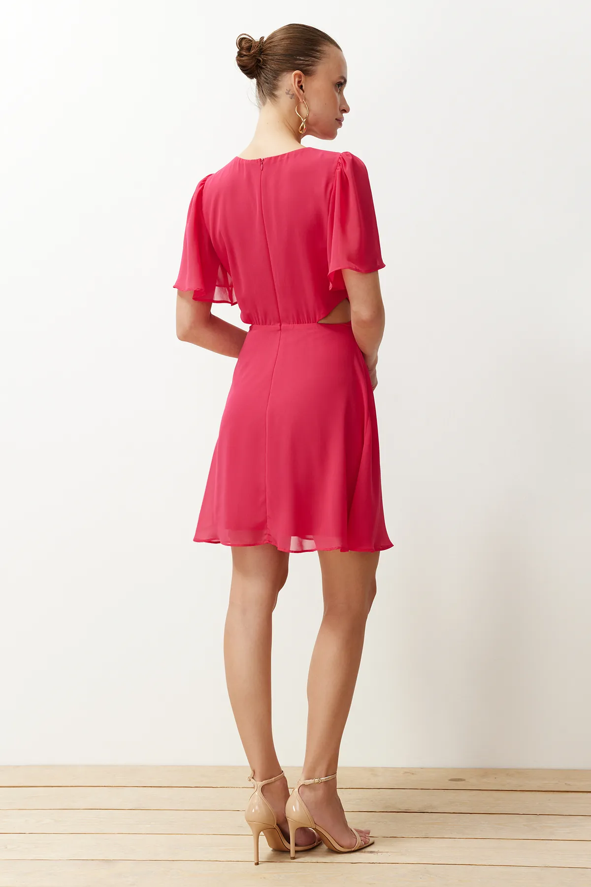 Trendyol Collection  Fuchsia A-Linien-Minikleid aus gewebtem Chiffon mit Cut-out-Details und Futter TWOSS24EL00696