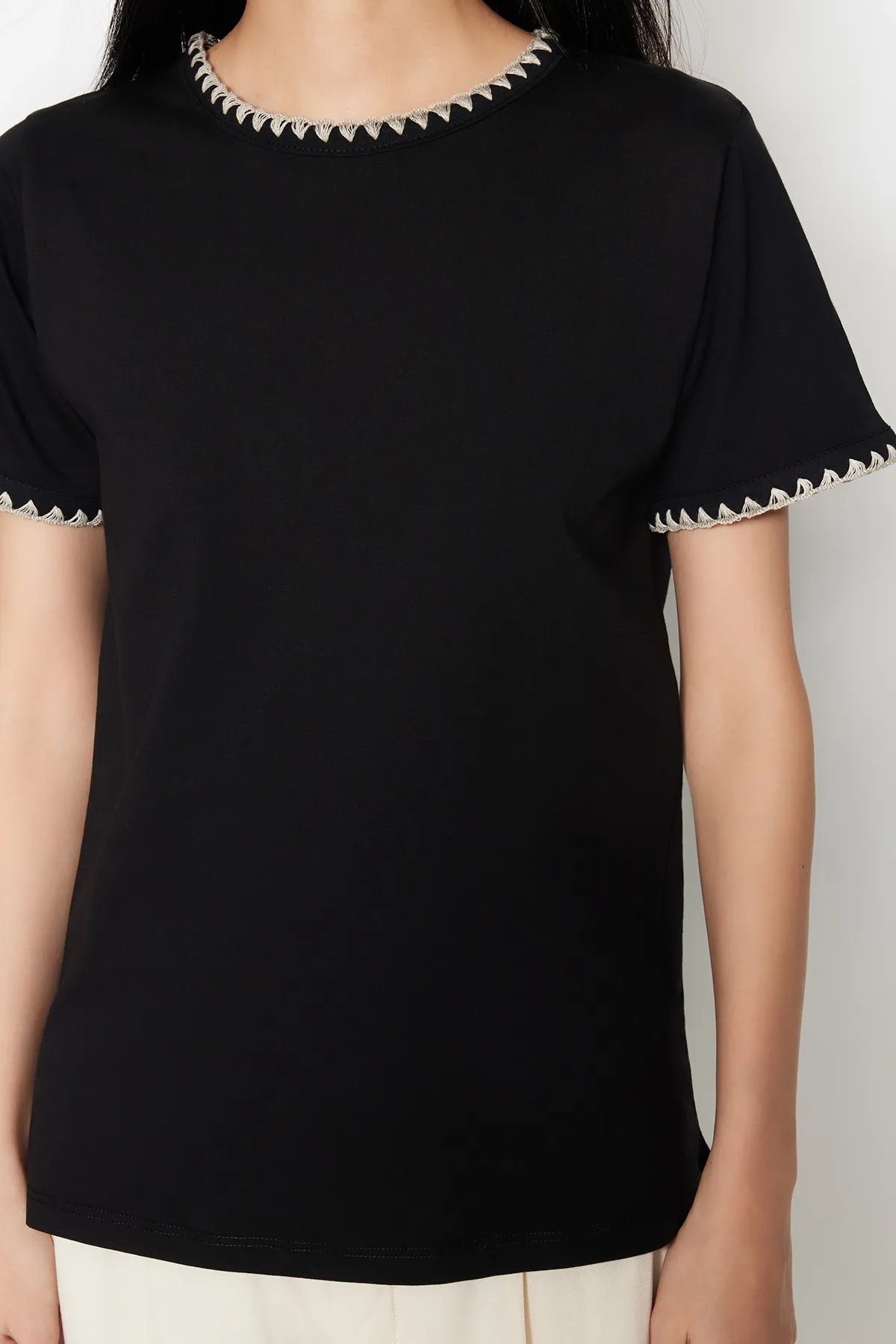 Trendyol Collection  Schwarzes Basic-Strick-T-Shirt aus 100 % Baumwolle mit Rundhalsausschnitt und Kontrastnähten TWOSS19AD0085