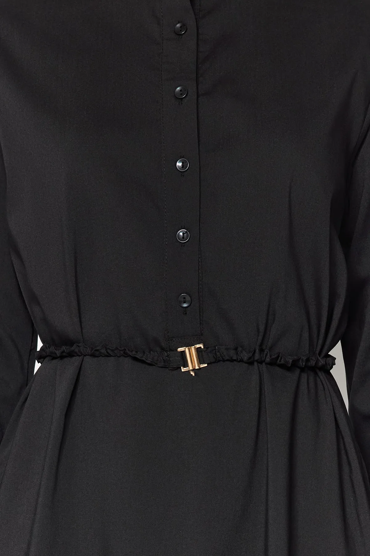 Trendyol Modest  Schwarzes, gewebtes Kleid mit halber Knopfleiste und hohem Kragen und Gürtel TCTAW24EB00091