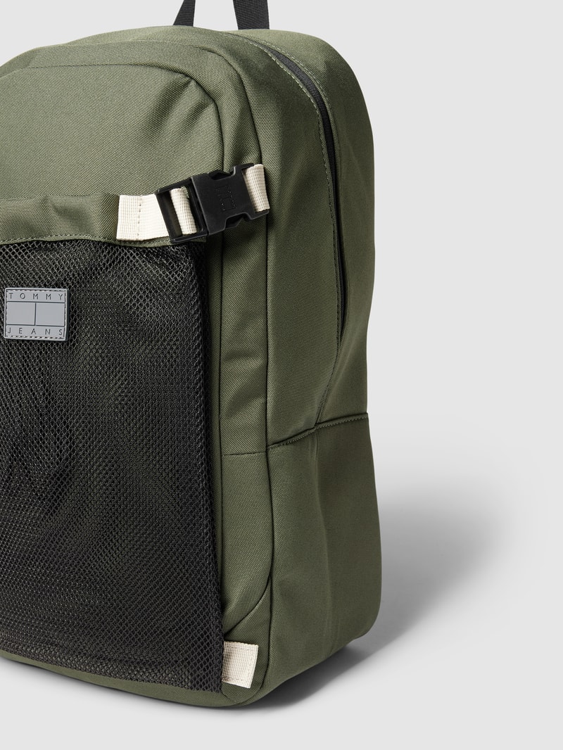Rucksack mit Label-Patch in olivgrün