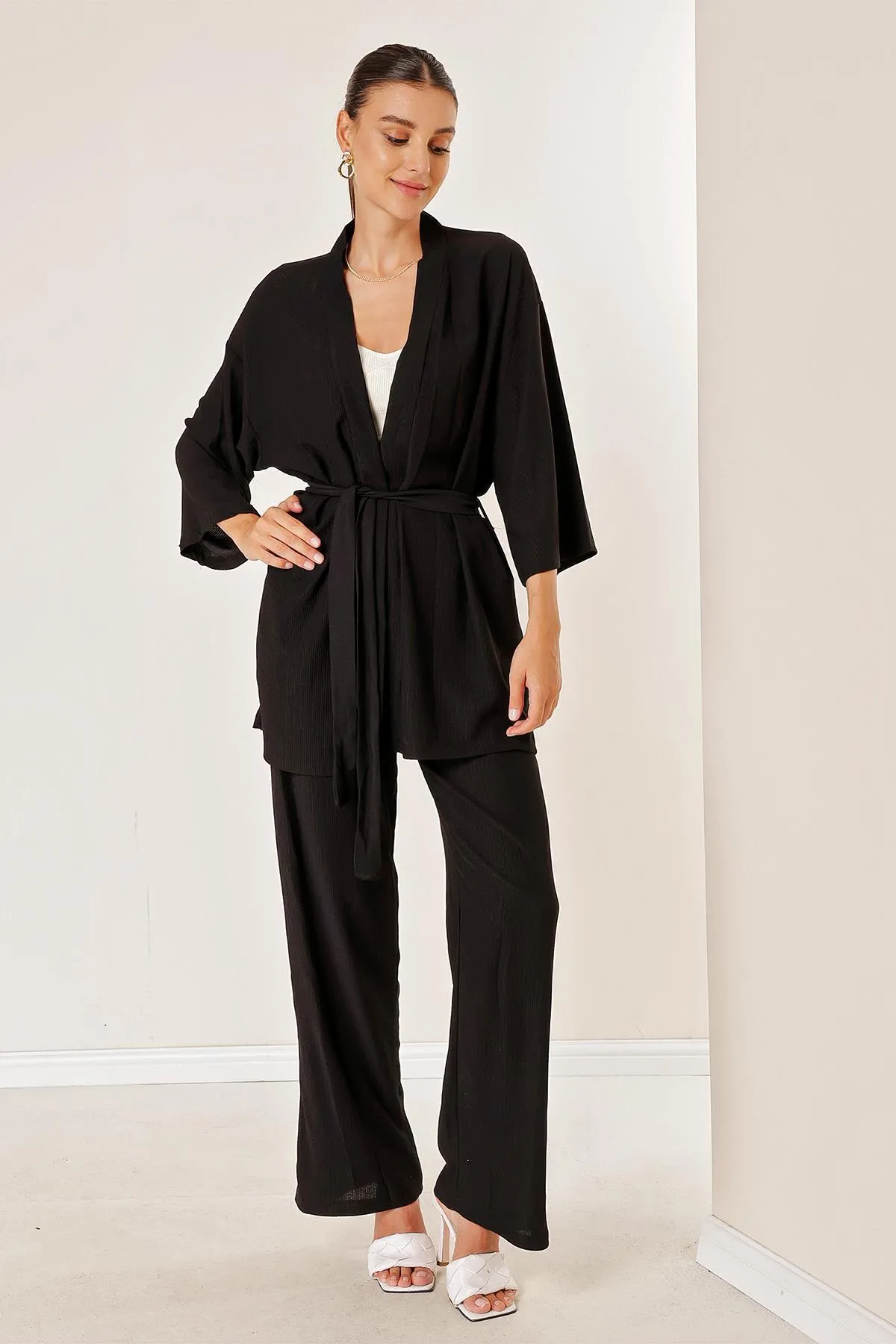By Saygı  Faltiges Hosen- und Taschen-Kimono-Set in Schwarz
