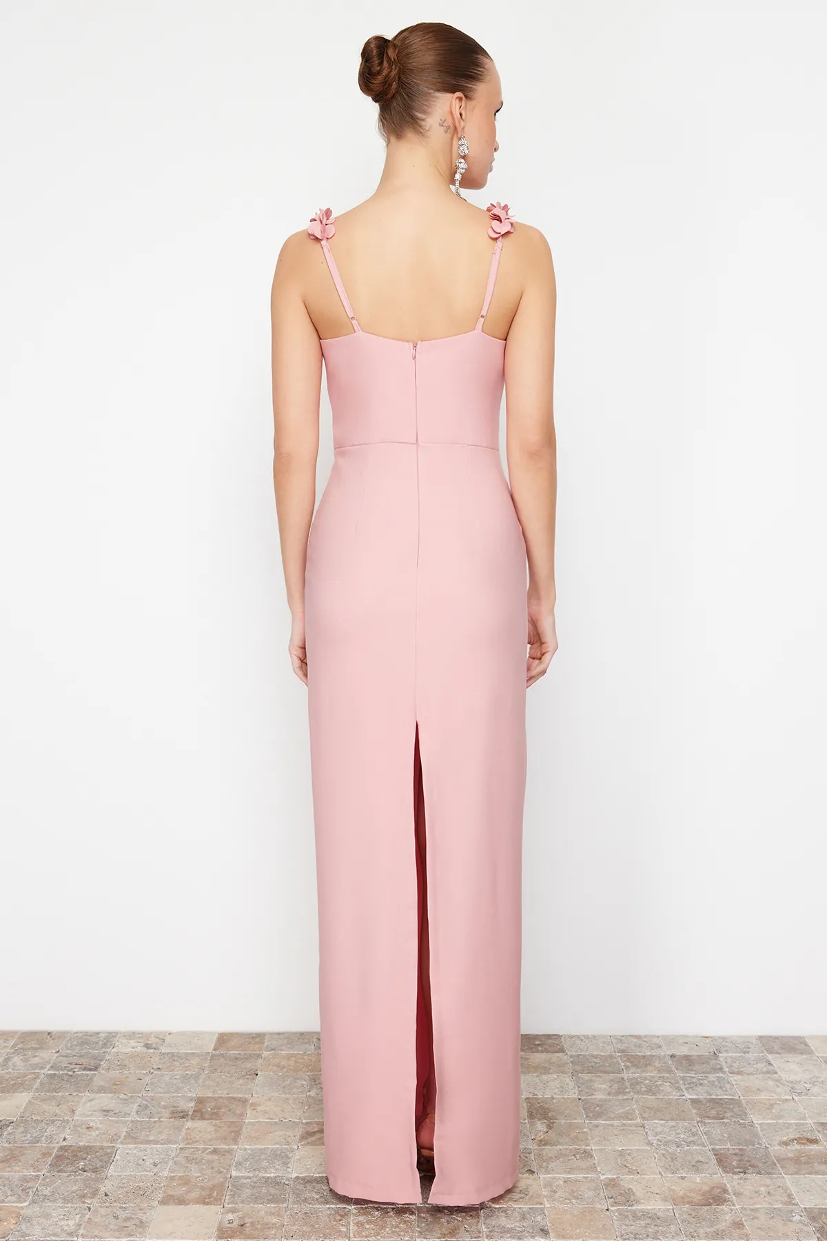 Trendyol Collection  Rosa, figurbetontes, langes Abendkleid mit Blumendetail TPRSS24AE00051