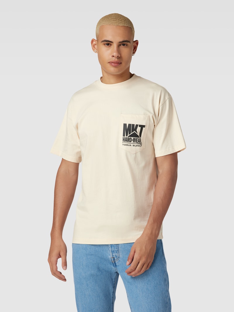 T-Shirt mit Rundhalsausschnitt und Brusttasche in sand