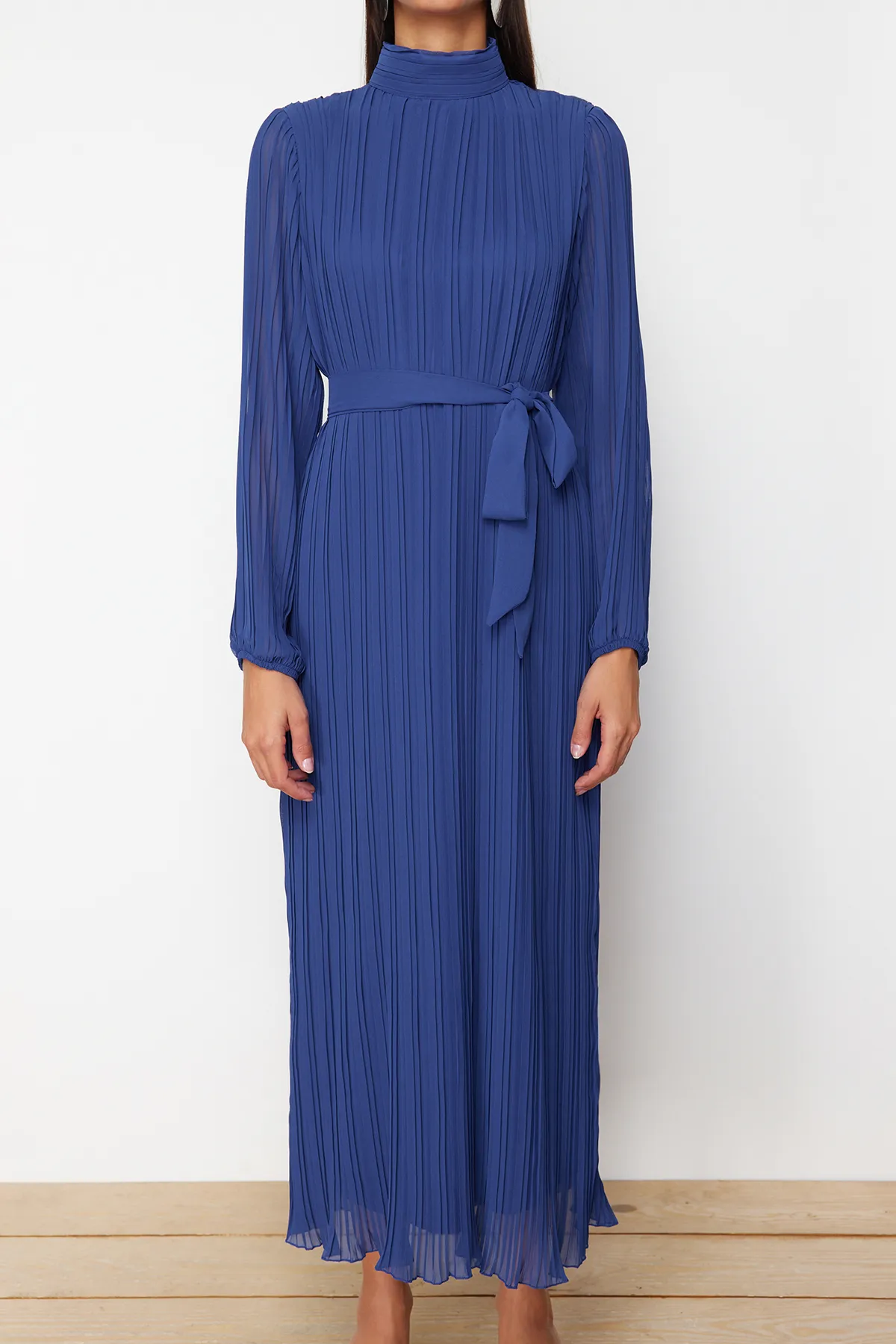 Trendyol Modest  Marineblaues plissiertes Chiffonkleid mit gewebtem Futter TCTSS24DB00040