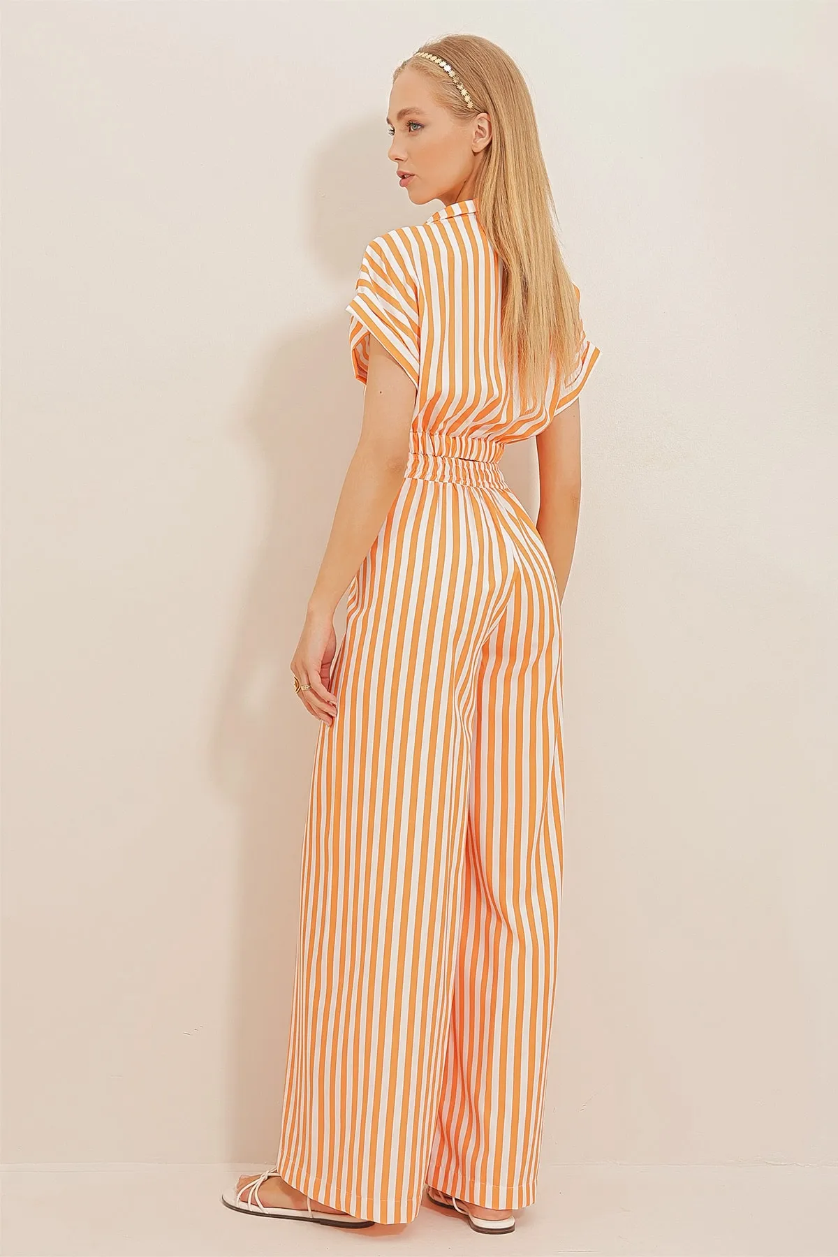 Trend Alaçatı Stili  Orangefarbenes Damen-Set aus Bluse und Hose mit zweireihigem Kragen und Streifenmuster ALC-X10588