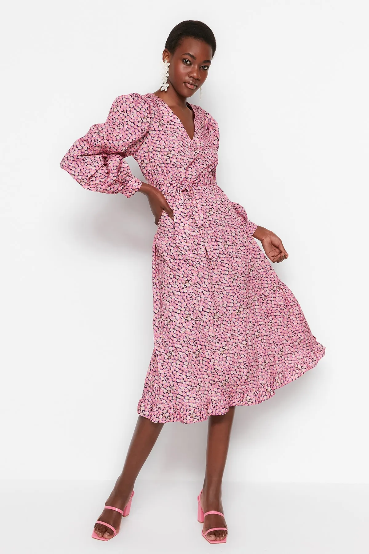 Trendyol Collection  Rosafarbenes, gerade geschnittenes, gewebtes Midi-Kleid mit Volant und gefüttertem Gürtel TWOSS23EL01225