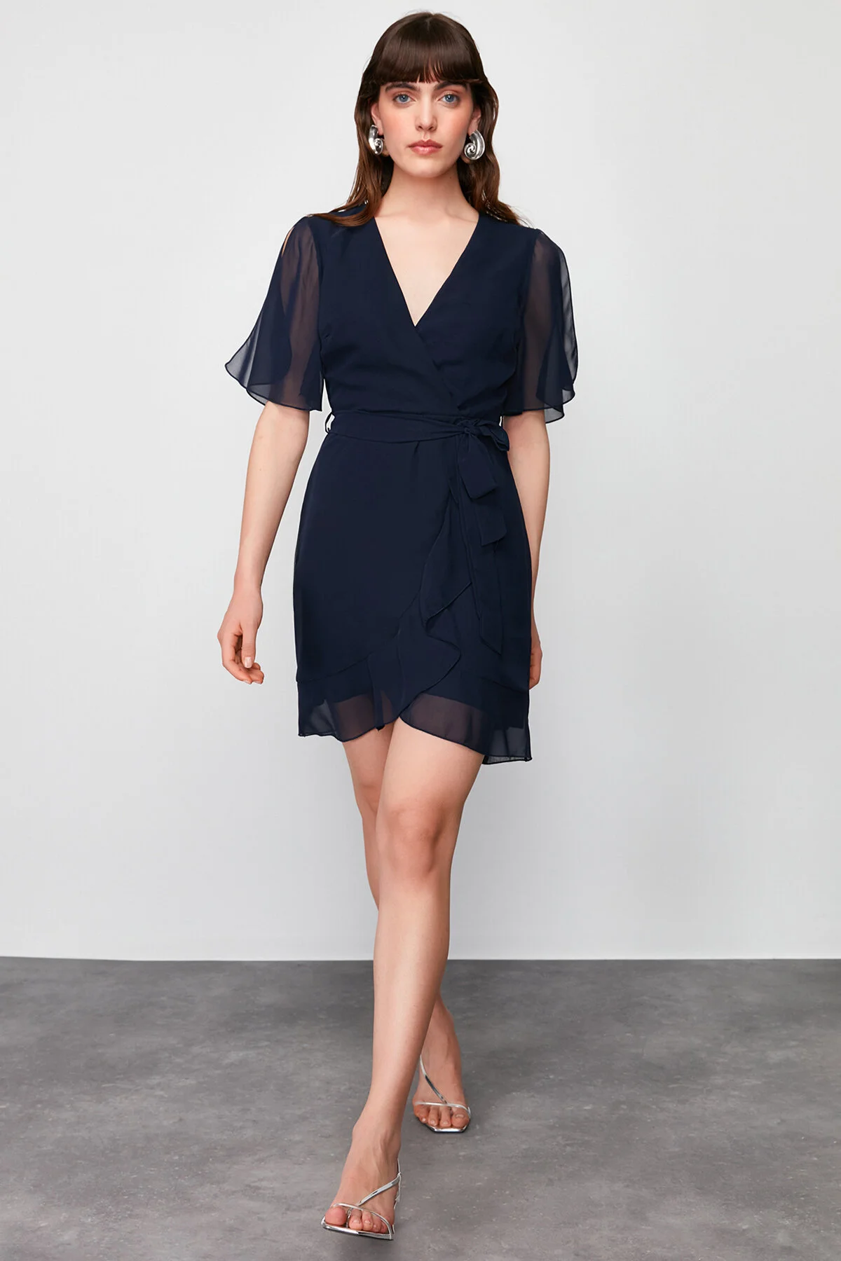 Trendyol Collection  Marineblaues, zweireihiges Minikleid aus gewebtem Chiffon mit Rüschendetail und Futter TWOSS24EL00742