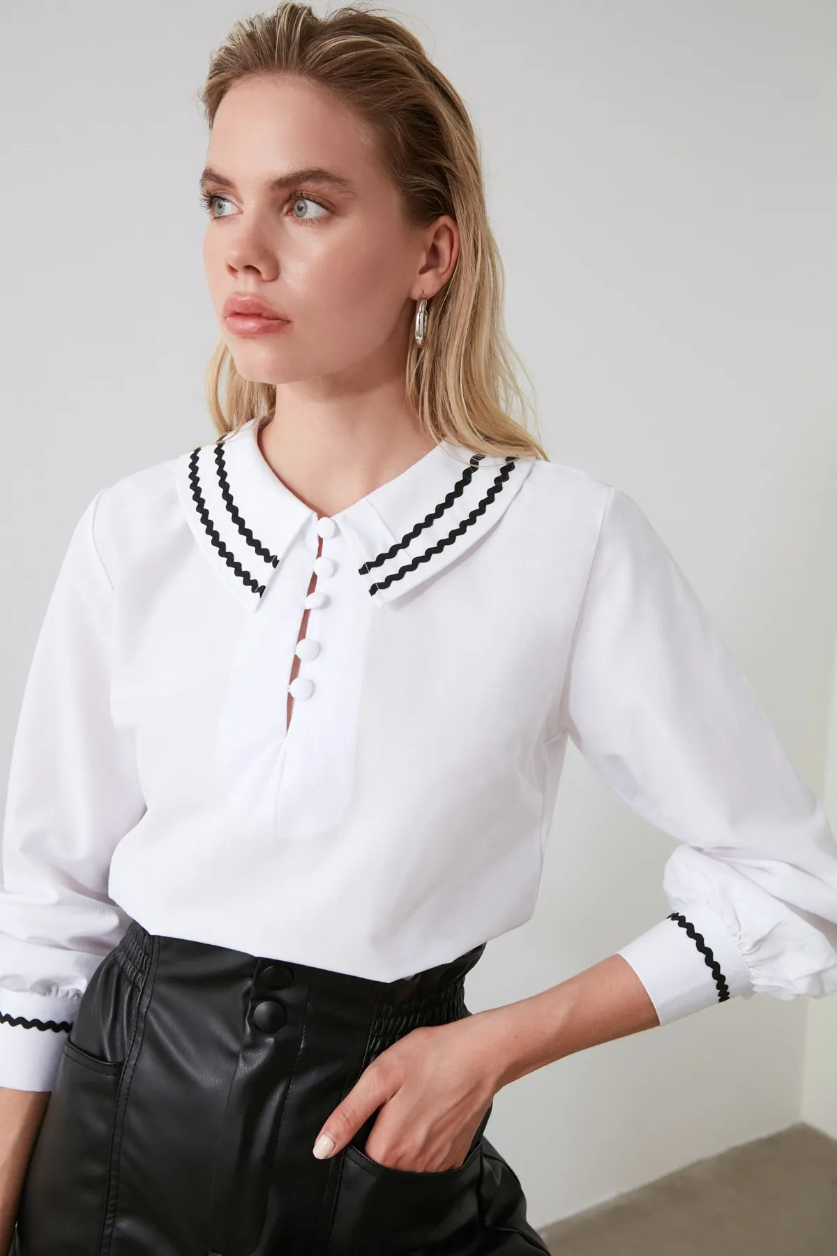 Trendyol Collection  Weiße, detaillierte Webbluse mit Kragen TWOSS20BZ0036