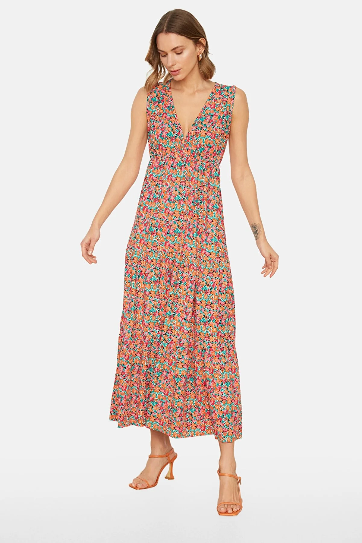 Trendyol Collection  Mehrfarbiges, floral gemustertes, ärmelloses Maxi-Strickkleid in A-Linie mit V-Ausschnitt TWOSS22EL1588