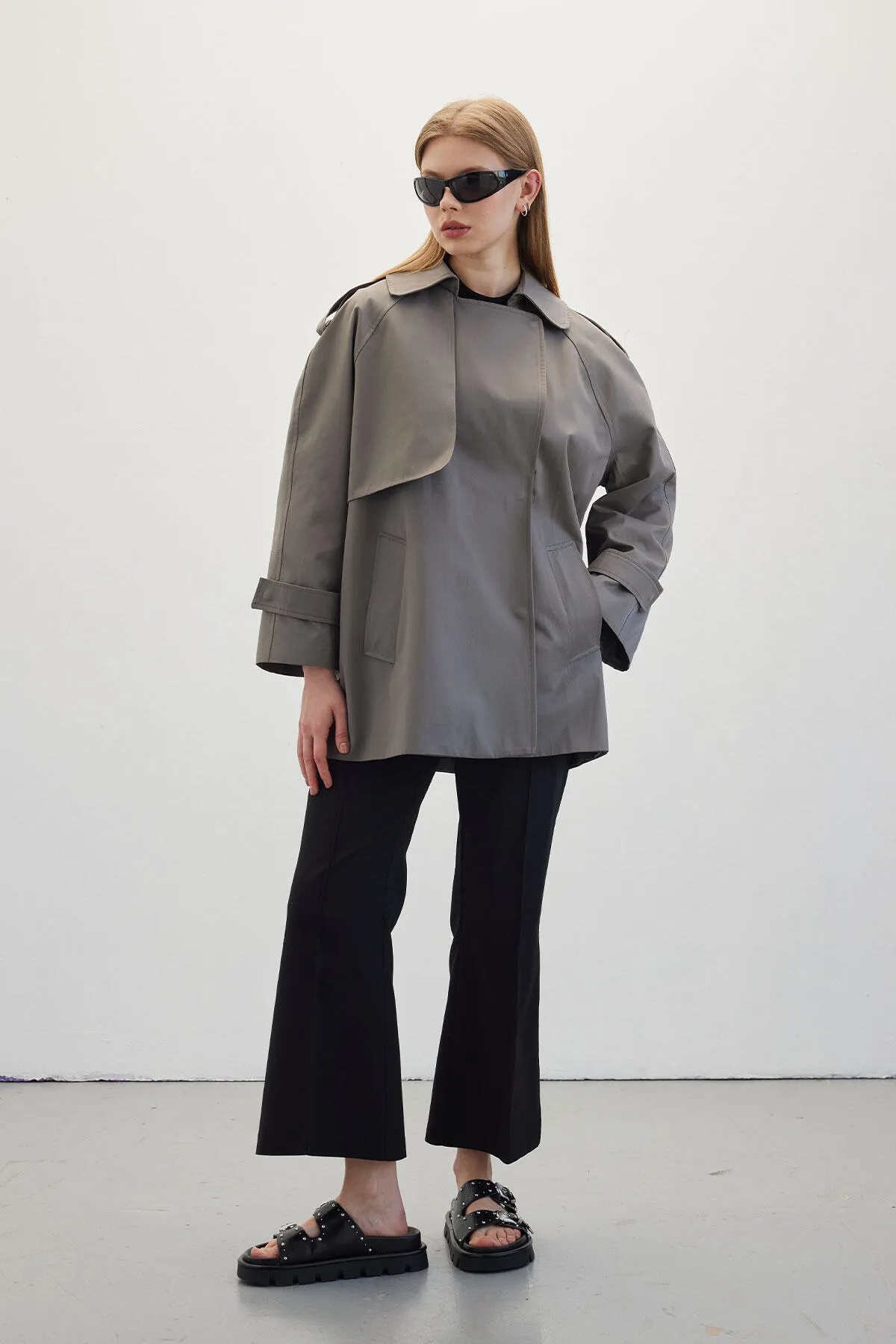 Manuka  Übergroßer kurzer Trenchcoat in Grau