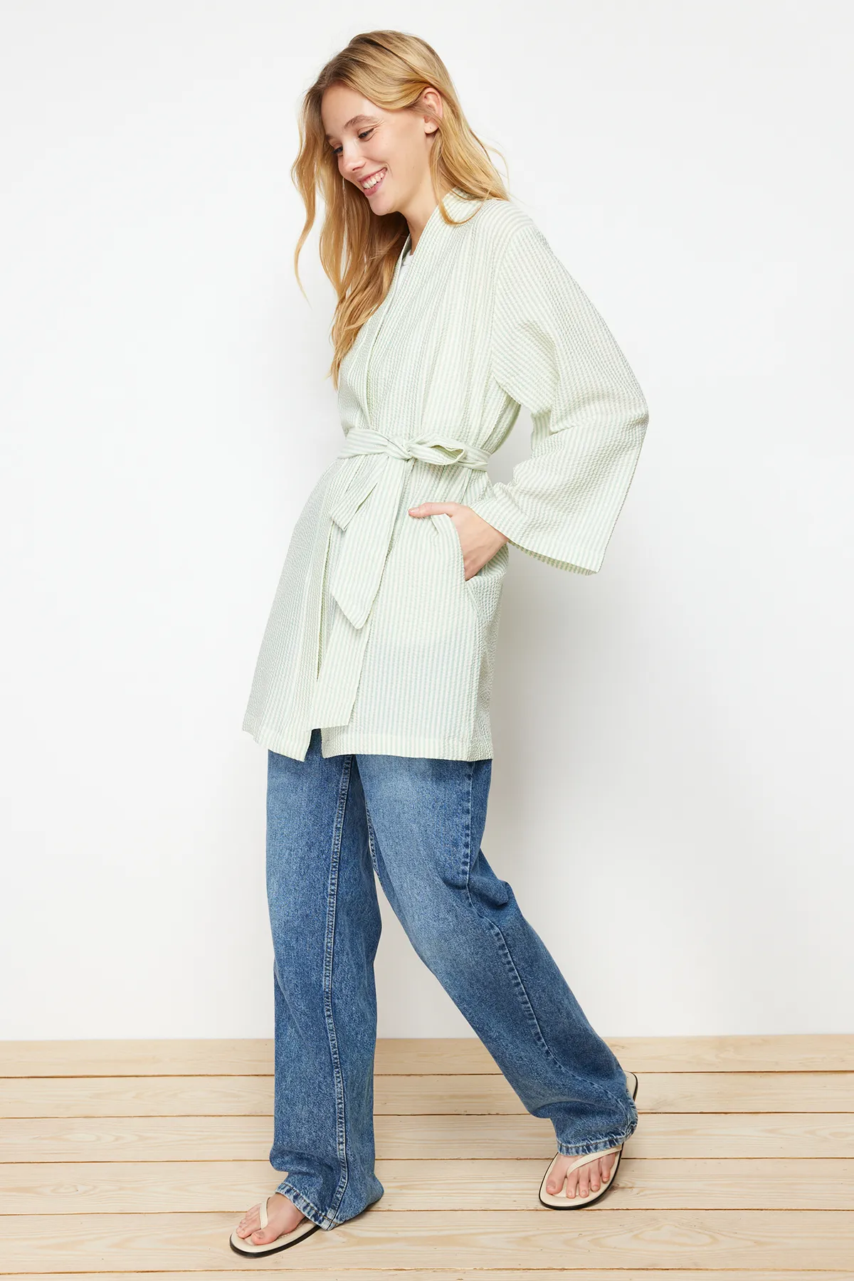 Trendyol Modest  Mintfarbener, gewebter, gestreifter Seersucker-Kimono und -Kaftan mit Gürtel TCTSS23KK00001