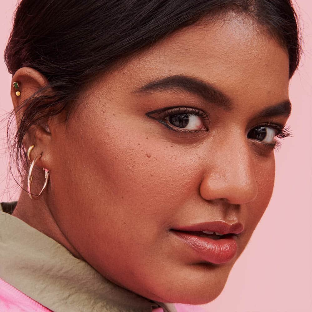 Benefit Teint Terra Rouge in Terracotta mit Goldschimmer