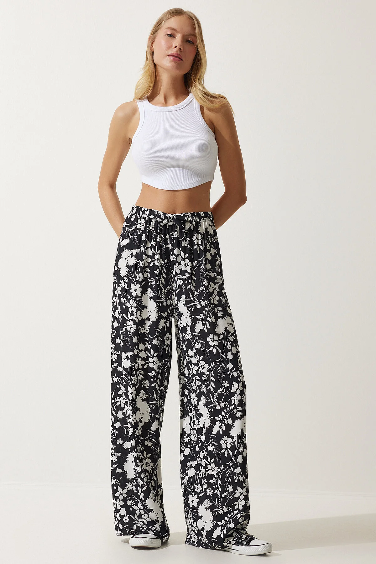 Happiness İstanbul  Schwarze gemusterte Palazzo-Hose aus fließender Viskose für Damen EN00606