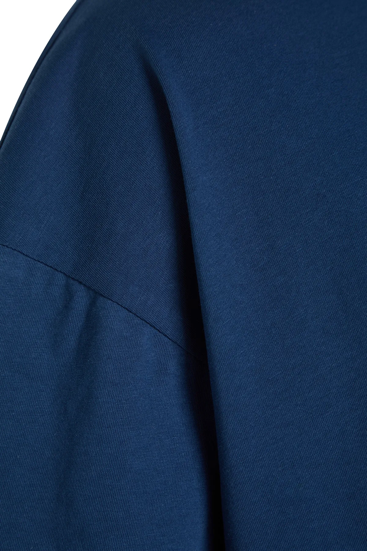 Trendyol Curve  Geripptes, weit geschnittenes Basic-Strick-T-Shirt mit marineblauem Kragen TBBSS23BF00017