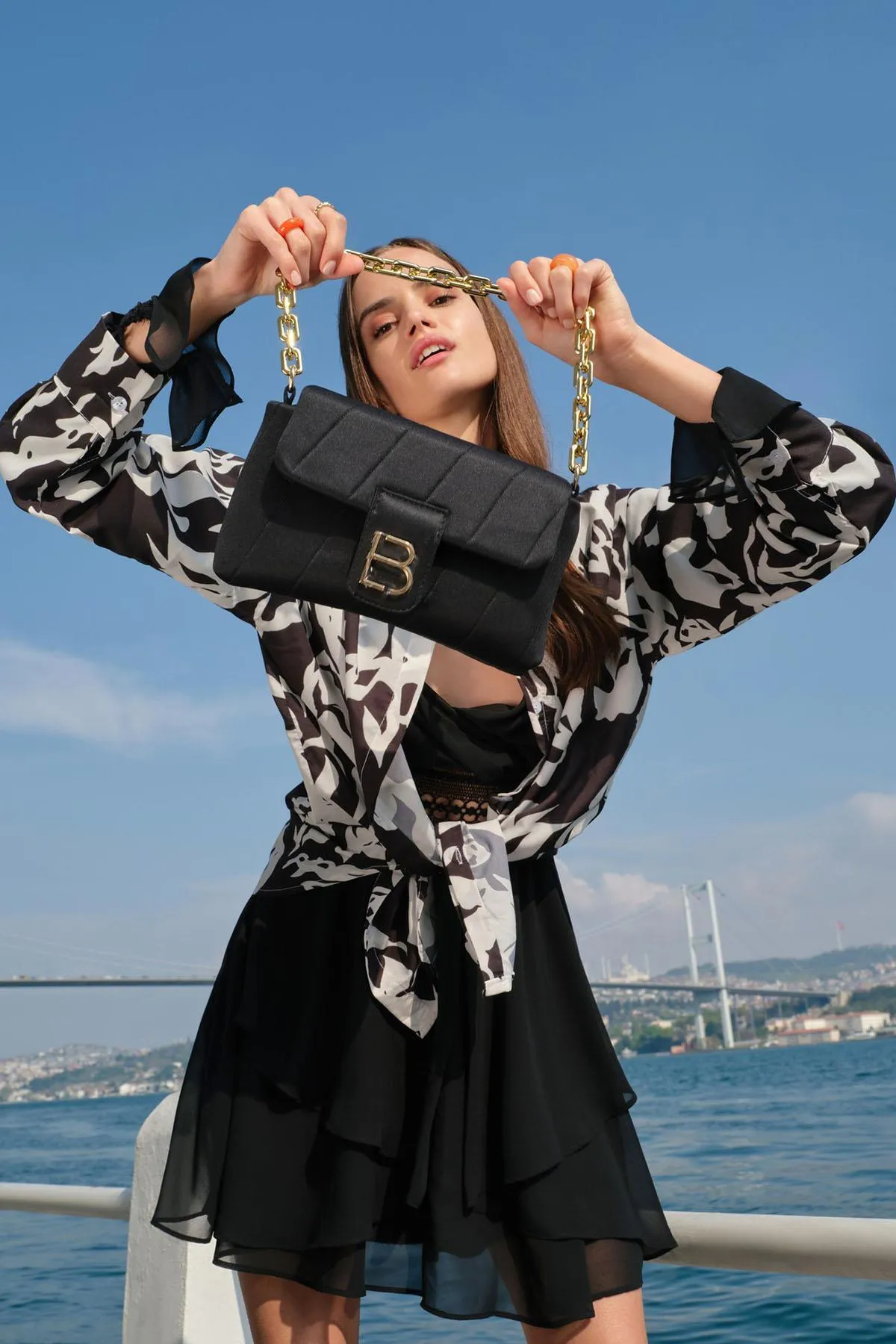 Lucky Bees  Damen Hand- und Schultertasche mit Kettenriemen