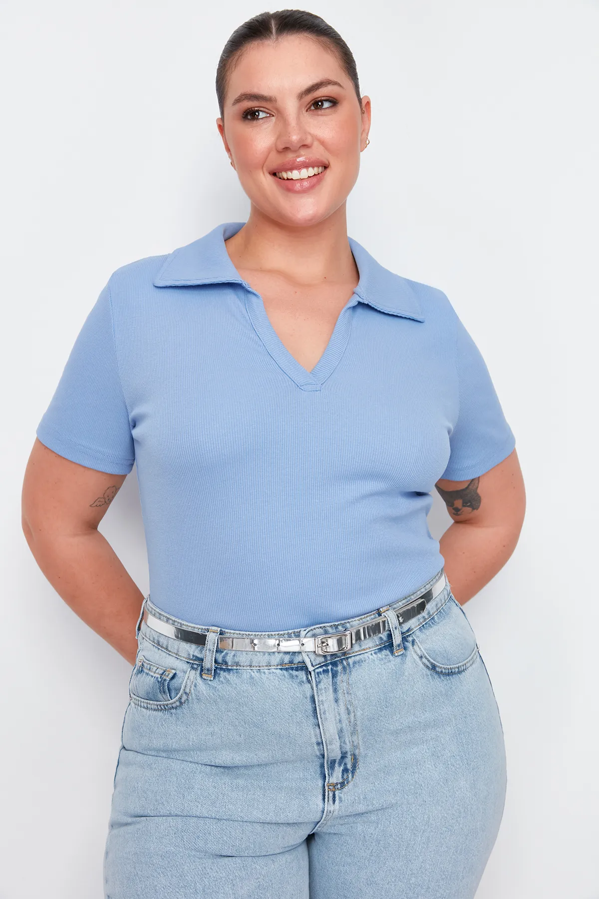 Trendyol Curve  Blaue, figurbetonte Strickbluse mit Polokragen TBSSS22BZ0750