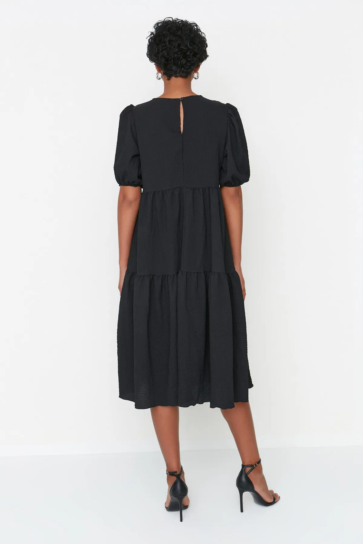 Trendyol Collection  Schwarzes, weit geschnittenes Midikleid mit gewebtem Volant TWOSS22EL1259