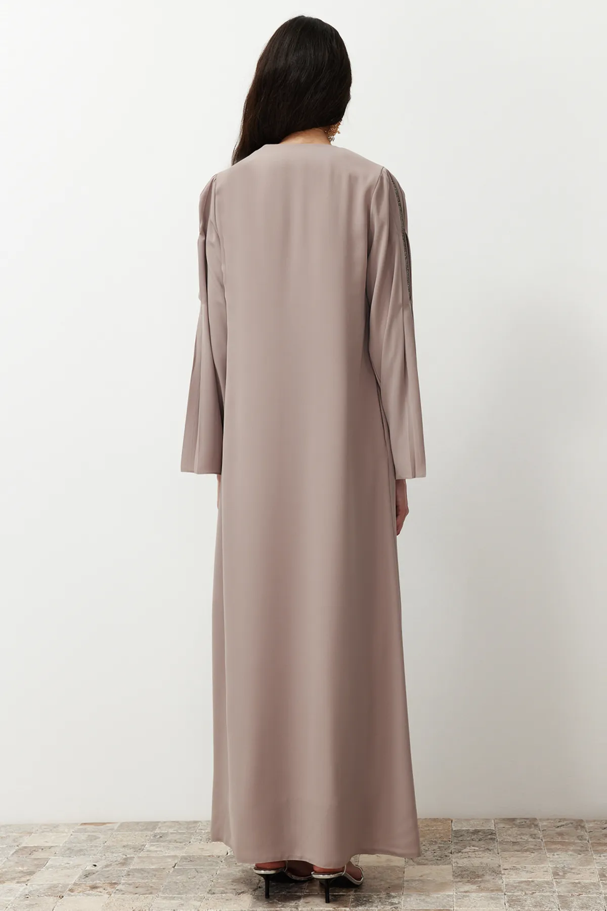Trendyol Modest  Beigefarbene Mevlana-Kappe & Ferace & Abaya aus dünnem, gewebtem Krepp mit Steinstickereien TCTSS24KF00020
