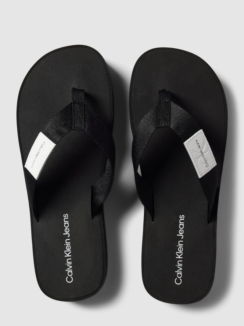 Zehentrenner mit Label-Details Modell 'FLATFORM' in schwarz