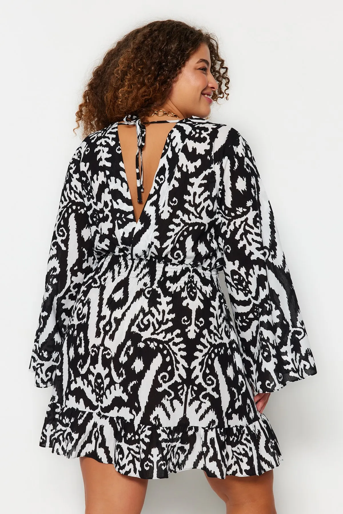 Trendyol Curve  Schwarzes ethnisches Skater-Mini-Strandkleid in Übergröße TBBSS23AH00114