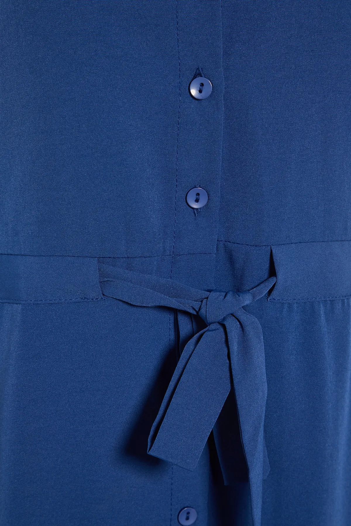 Trendyol Modest  Marineblaues gewebtes Kleid mit Hemdkragen, Schulterdetail und Schnürung in der Taille TCTSS21EL3472