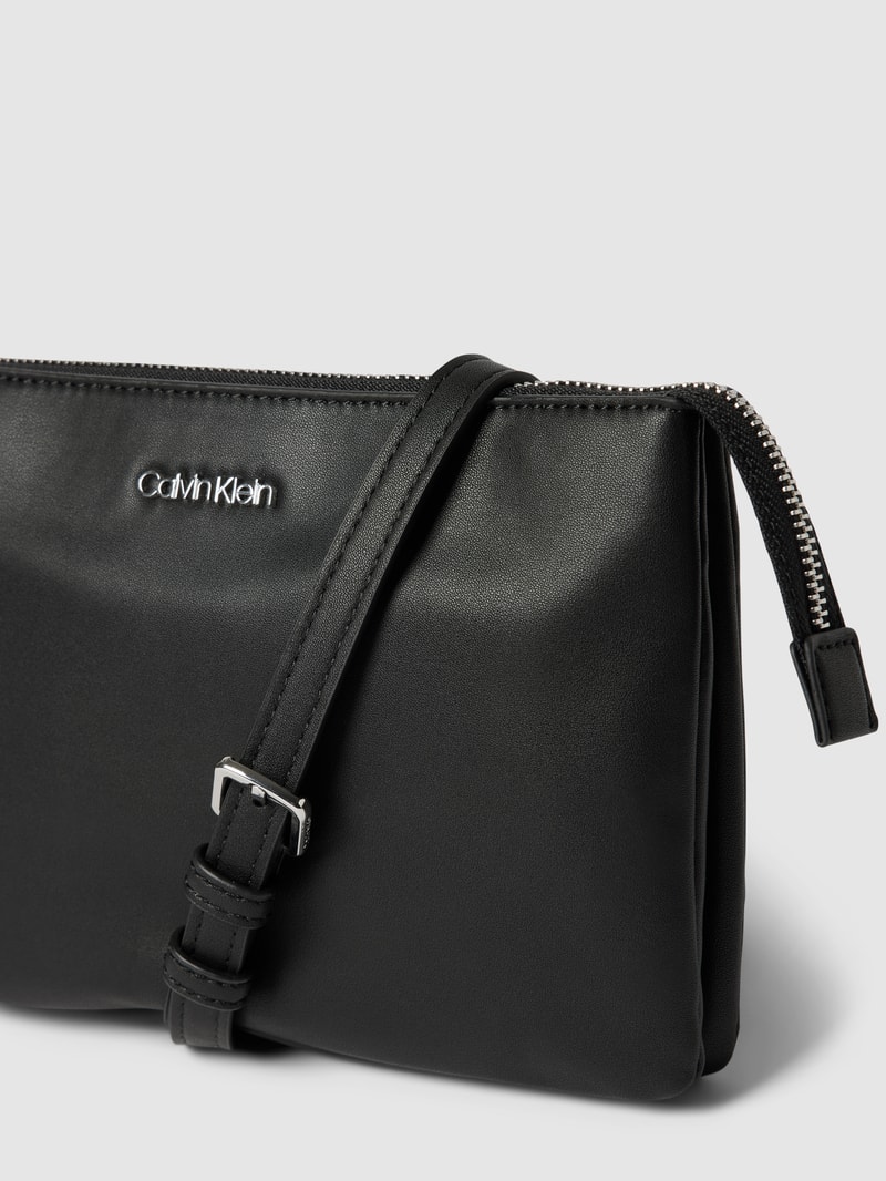 Umhängetasche mit Label-Applikation in schwarz