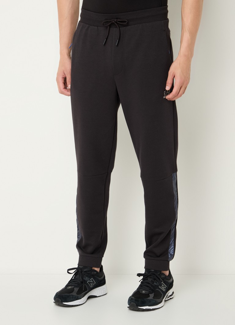 Pantaloni de trening slim fit de la Emporio Armani, cu buzunare laterale și logo.