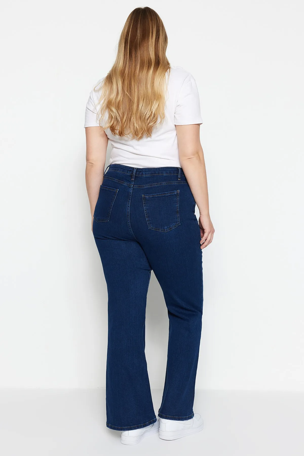 Trendyol Curve  Indigoblaue Jeans mit hohem Bund und spanischem Bein TBBAW23JE00001