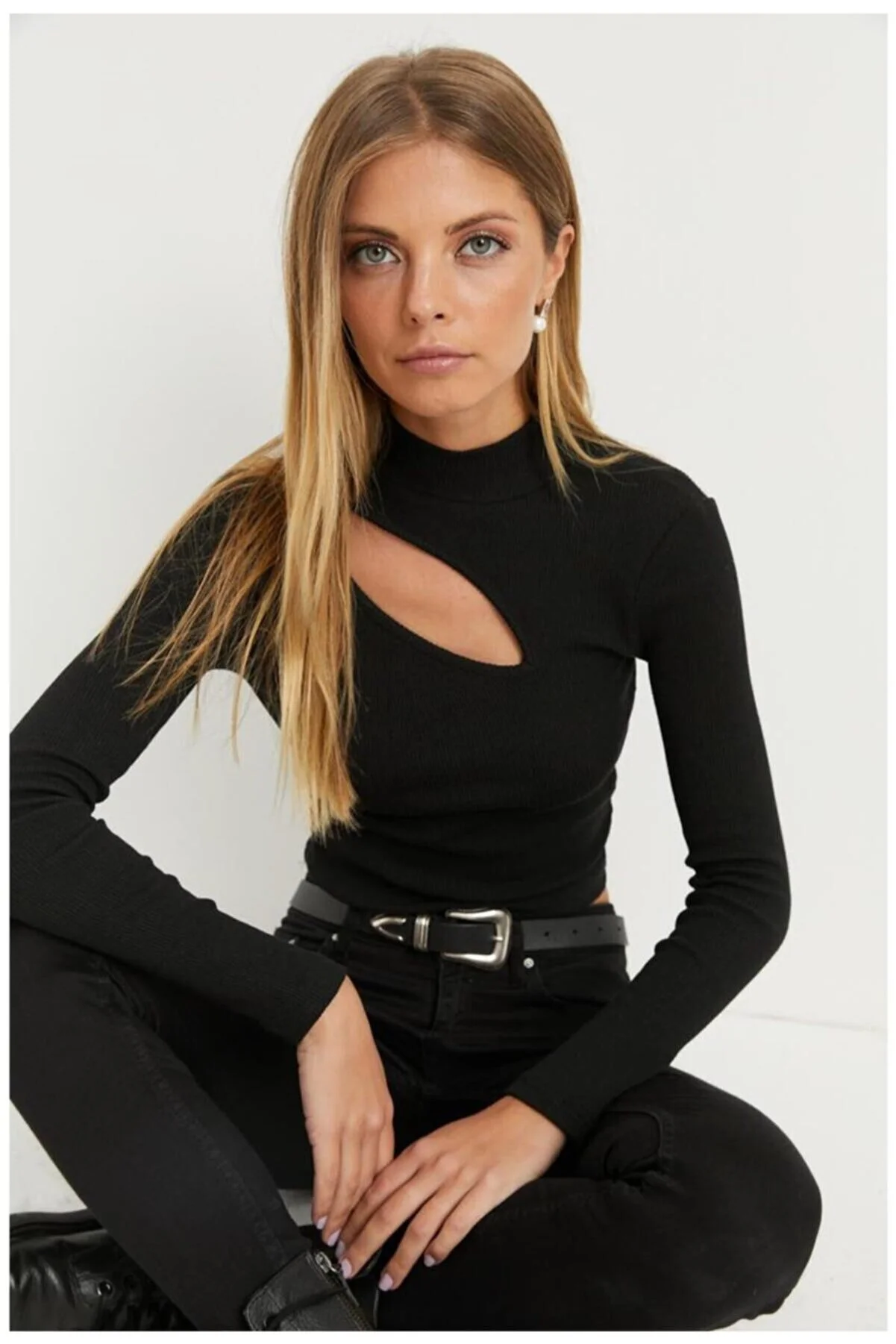 Cool & Sexy  Schwarze Damen-Bluse mit halbem Rollkragen und Kreuzkragen, B1404