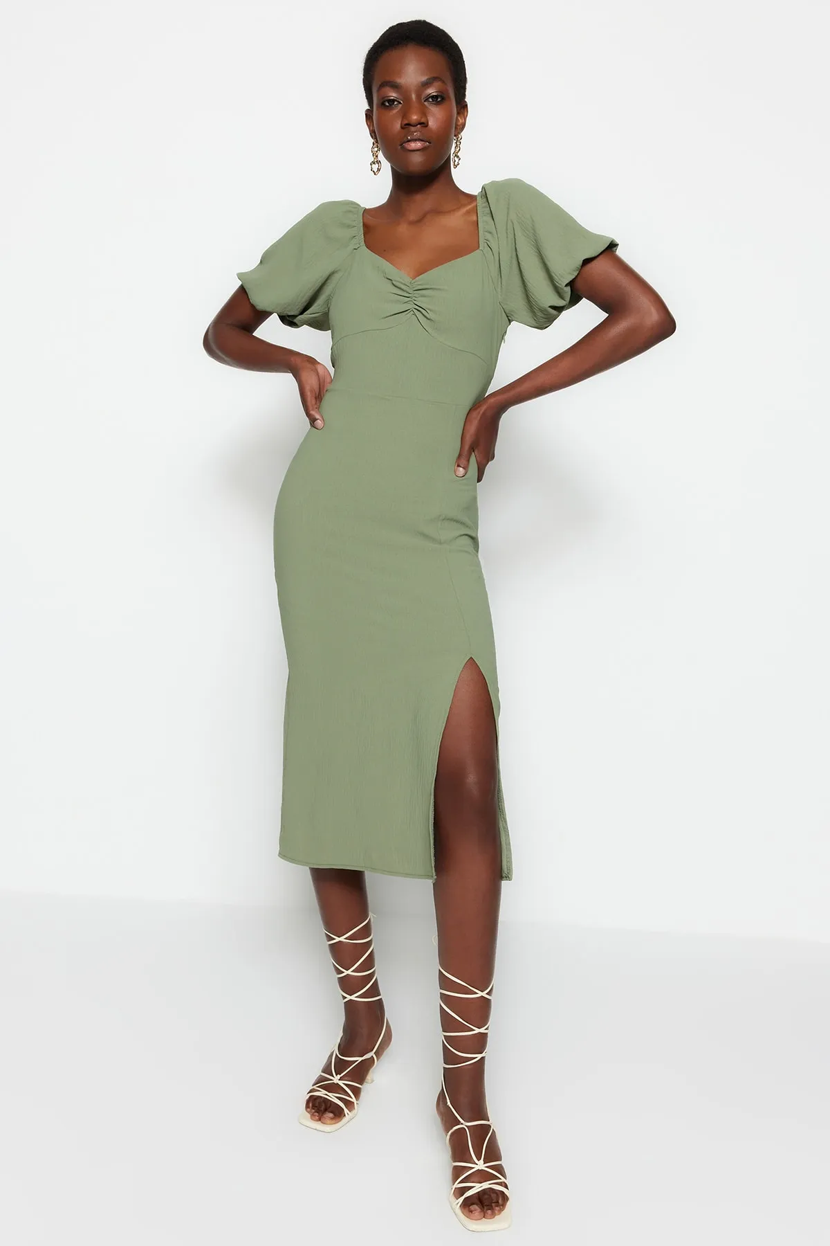 Trendyol Collection  Khakifarbenes, figurbetontes Midi-Webkleid mit Schlitz hinten TWOSS23EL01164