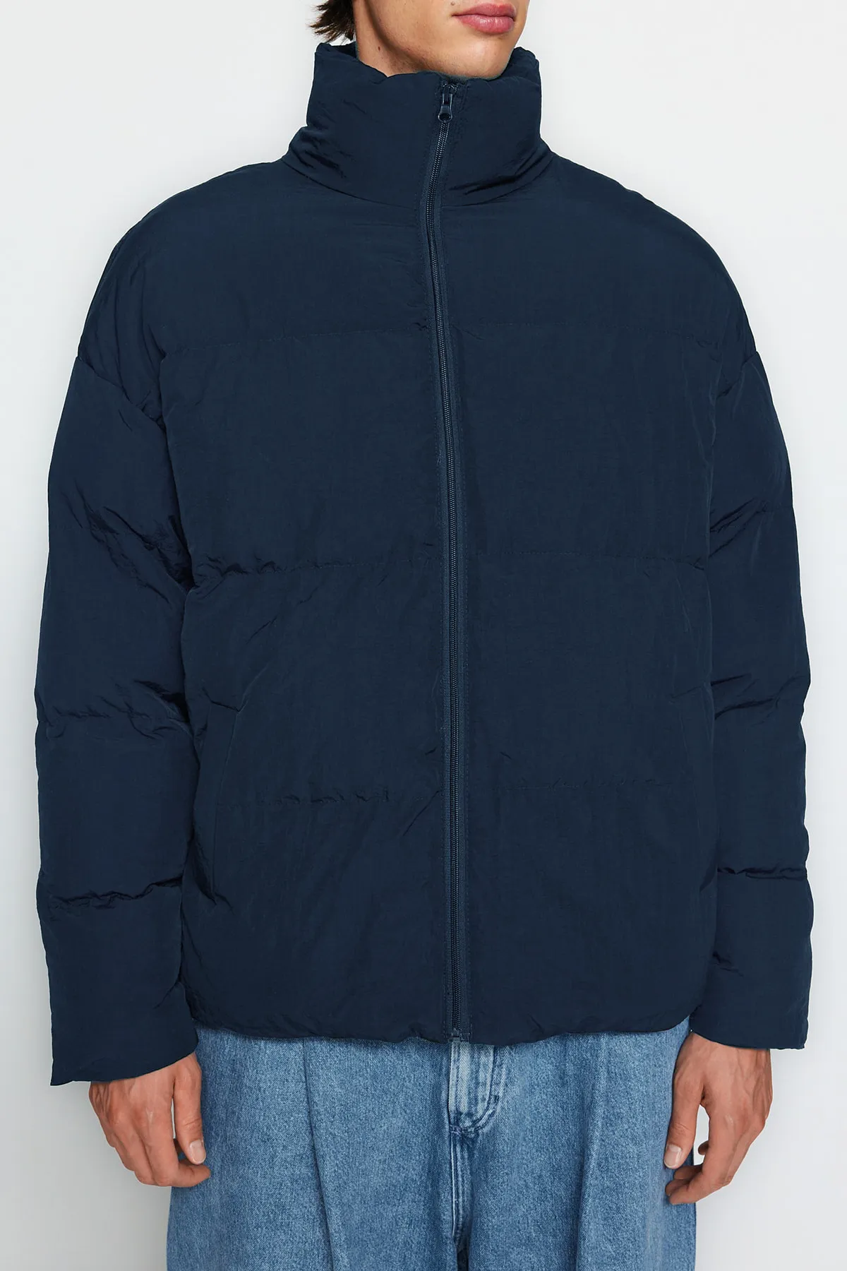 Trendyol Collection  Marineblaue Unisex-Pufferjacke in Oversize-Passform mit Stehkragen TMNAW24MO00003