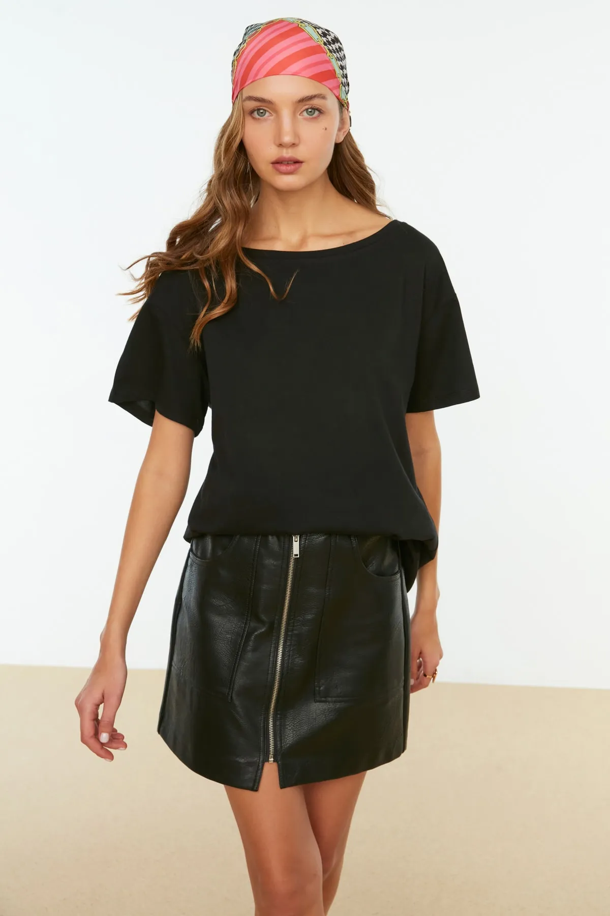 Trendyol Collection  Schwarzes Boyfriend-Strick-T-Shirt mit U-Boot-Ausschnitt und weiter Passform aus 100 % Baumwolle TWOSS20TS0140