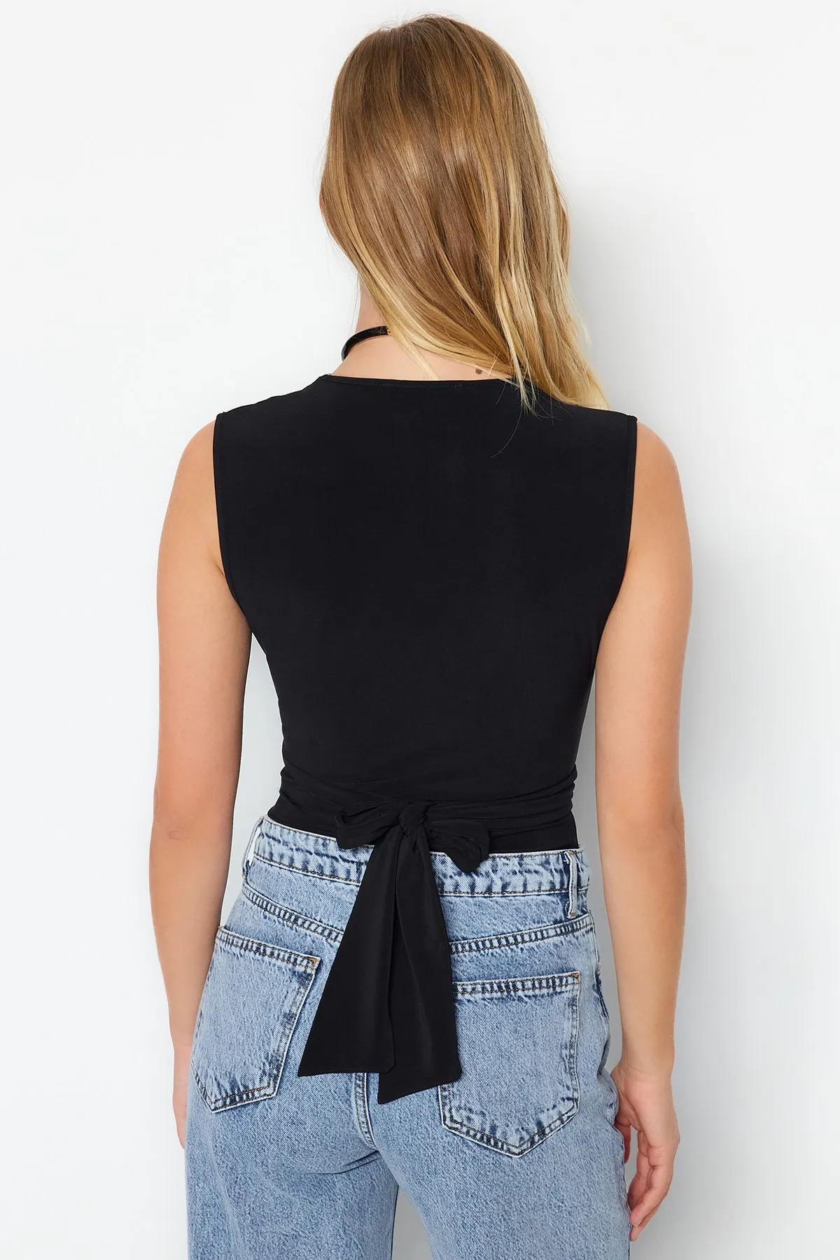 Trendyol Collection  Figurbetonter Stretch-Strickbody mit V-Ausschnitt und Druckknöpfen, Black Tie-Details TWOSS23BD00055