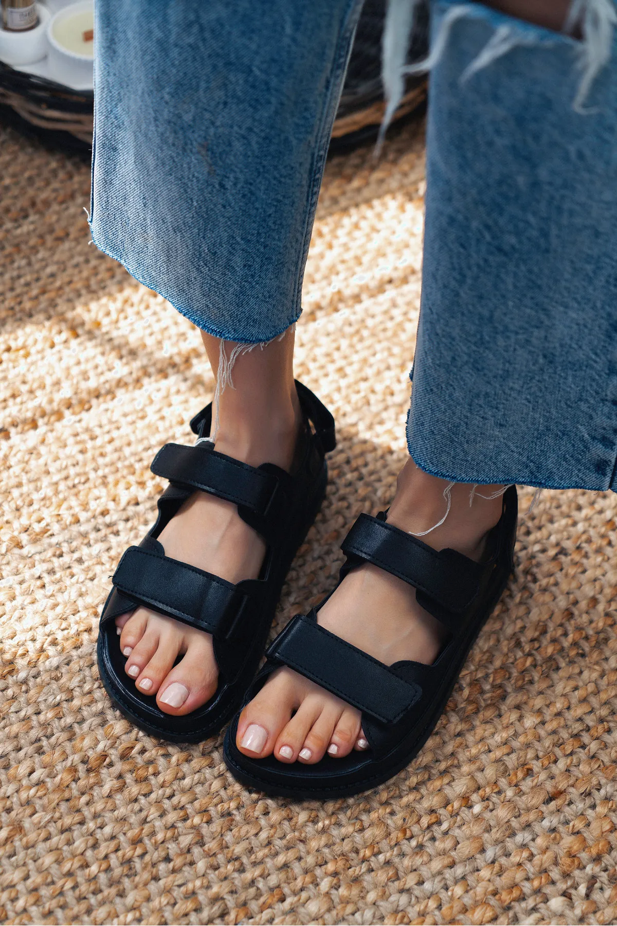 NİŞANTAŞI SHOES  Julia Black Matte Damen-Sandalen mit Klettverschluss und flacher Sohle