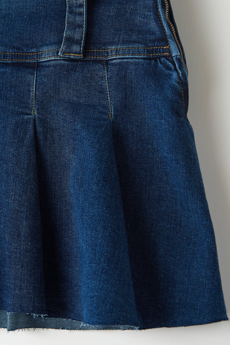 Low pleated denim skirt