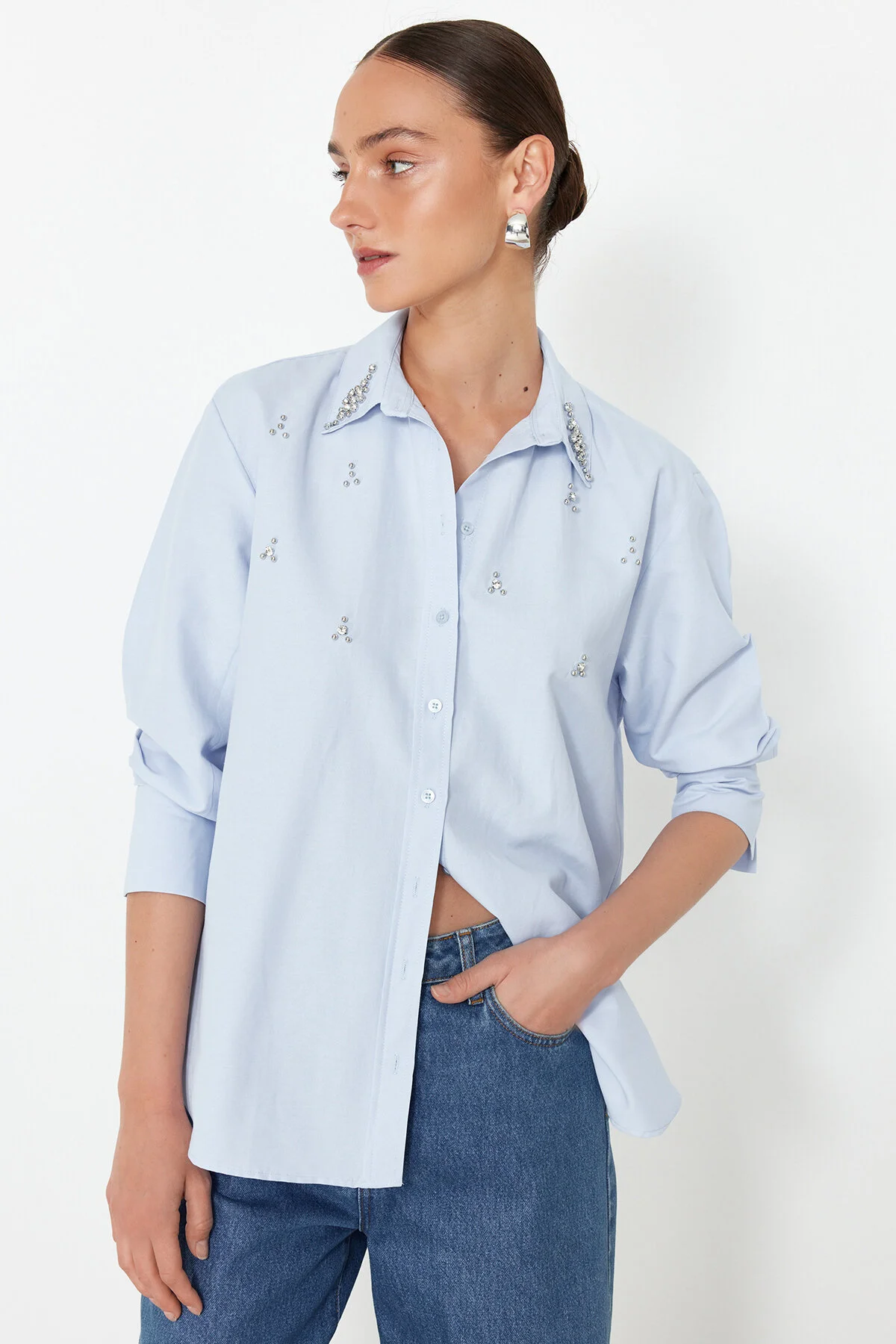 Trendyol Collection  Hellblaues gewebtes Hemd mit Steindetail - Regular Fit TWOSS24GO00069