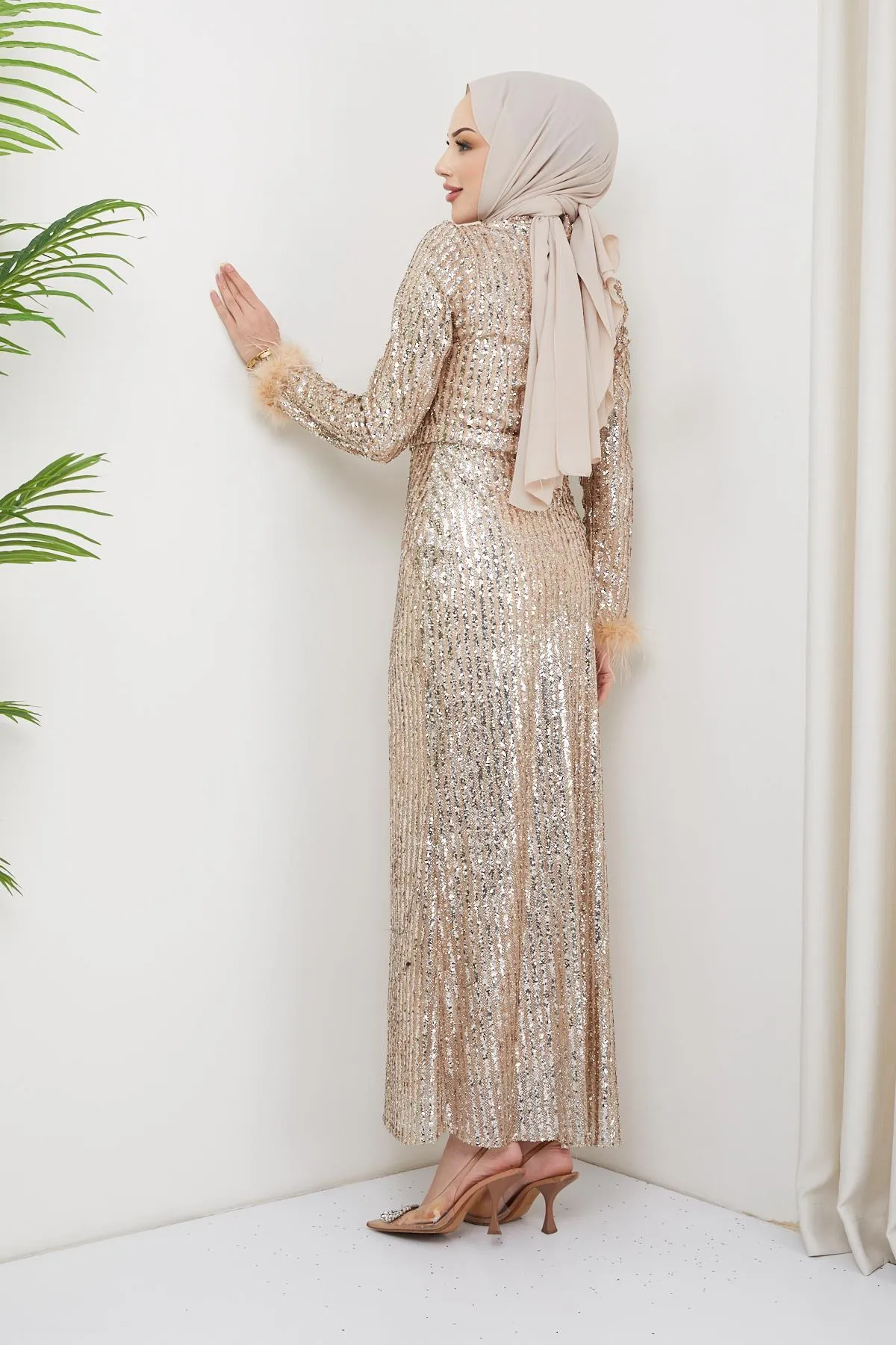 Olcay  Abendkleid aus Tüll mit Pailletten und Federärmeln BEIGE 1207