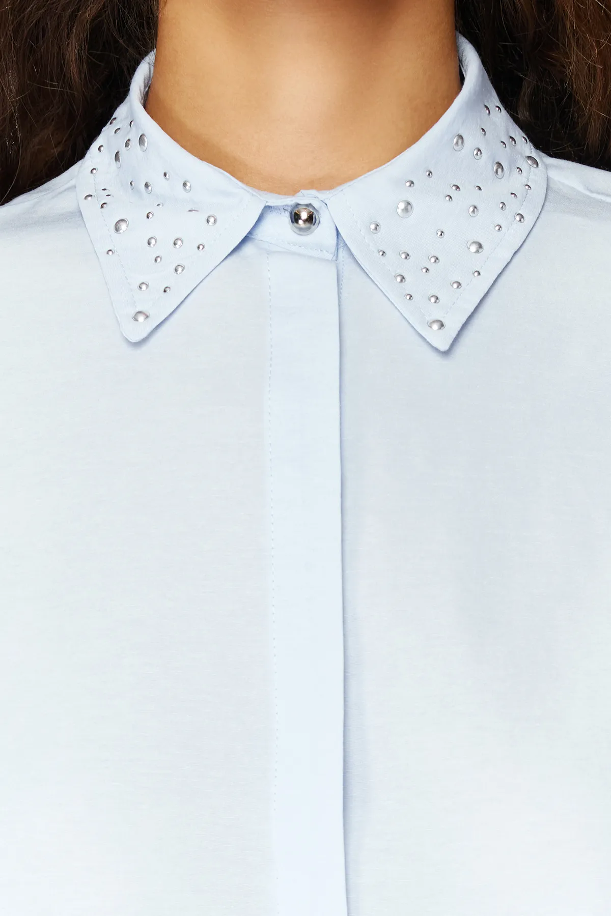 Trendyol Collection  Hellblaues, steinernes, kurz geschnittenes, gewebtes Baumwollhemd TWOSS24GO00109