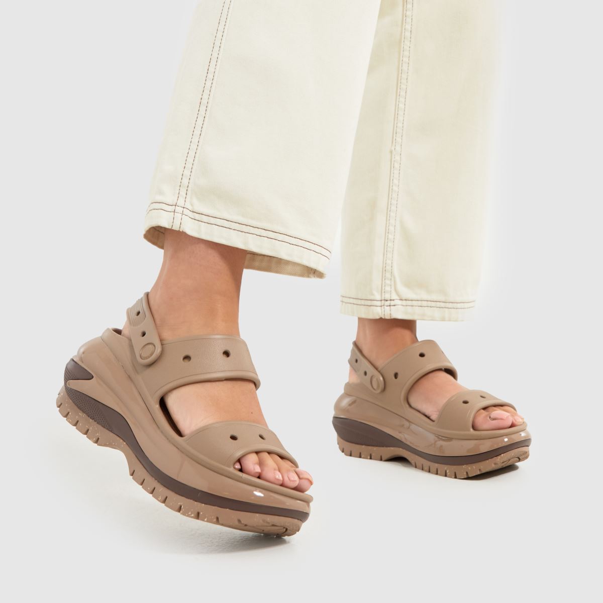 Crocs Mega Crush szandál barna színben