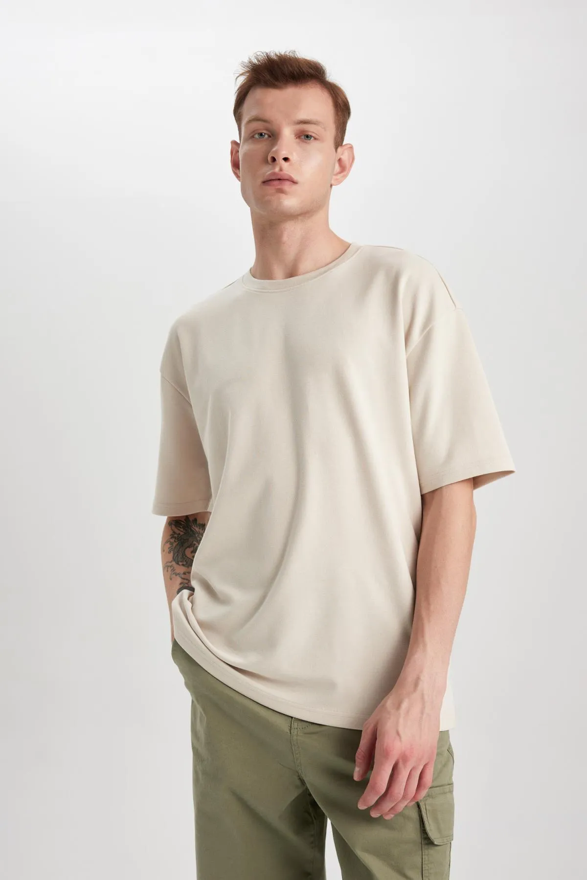 DeFacto  Kurzarm-Basic-T-Shirt aus schwerem Stoff mit Rundhalsausschnitt in Oversize-Passform X3926az24sp