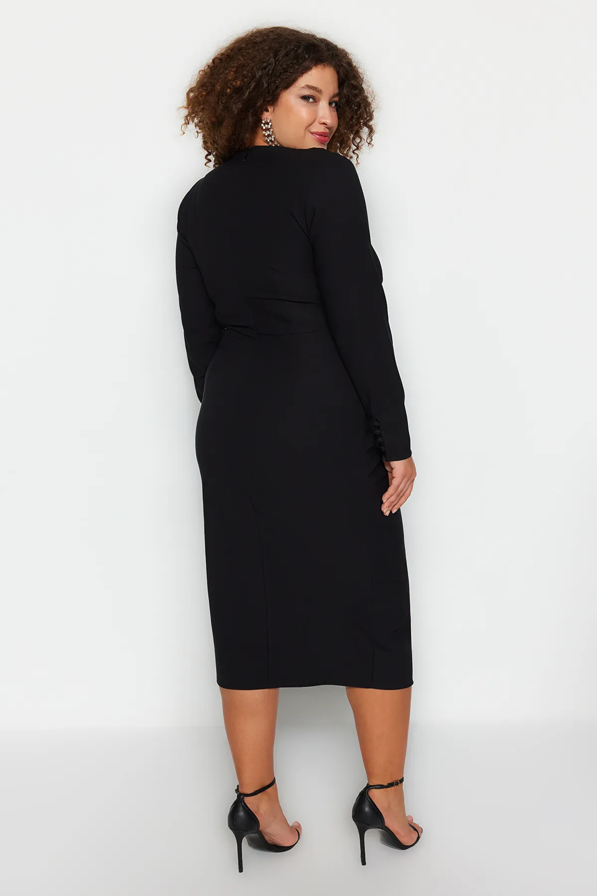 Trendyol Curve  Schwarzes tailliertes Midikleid aus Webstoff TBBAW24AH00080