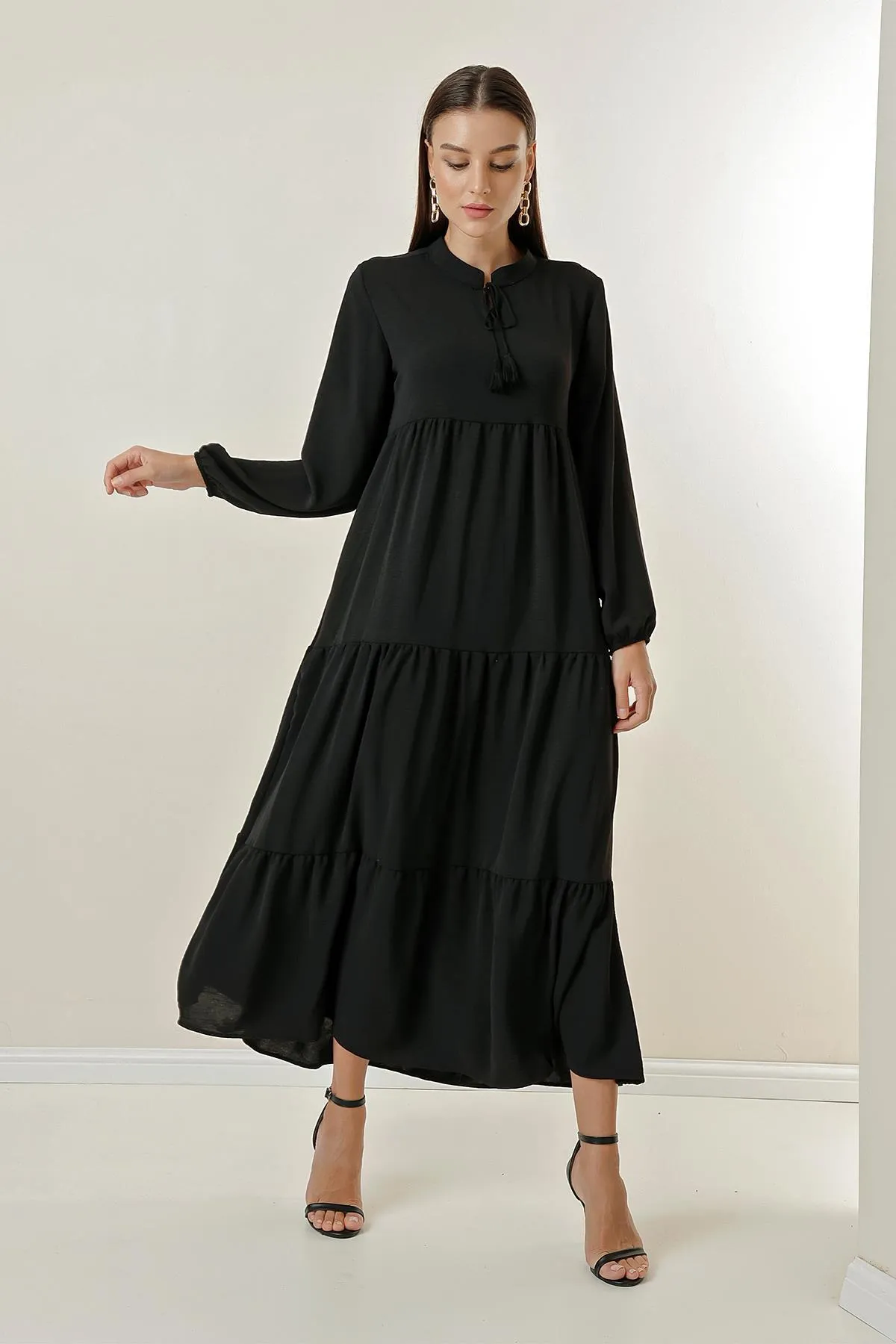 By Saygı  Langes Hijab-Kleid mit Kragen und Schnürung